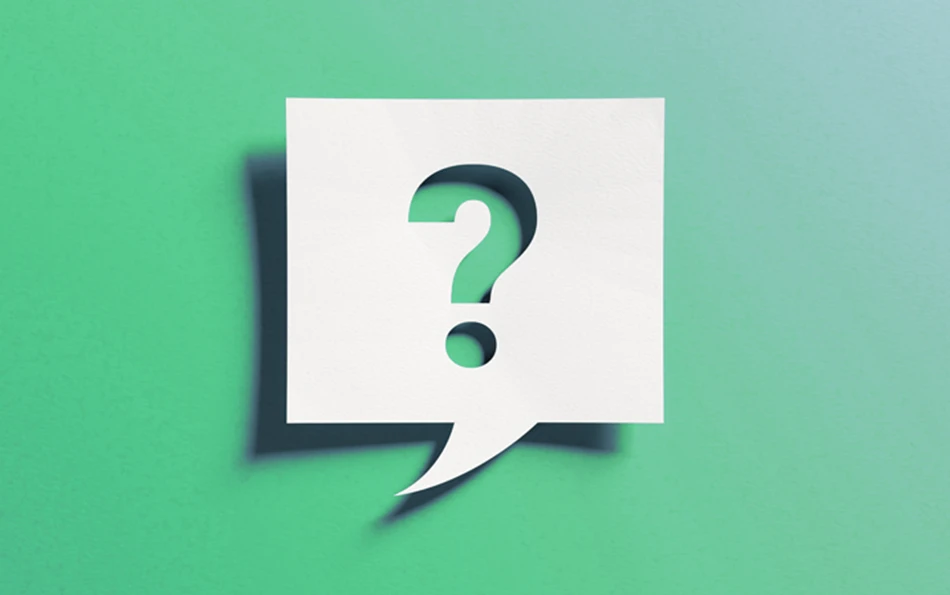 Notizzettel mit Schatten als Sprechblase mit einem Fragezeichen ausgeschnitten vor grün/türkisen Hintergrund